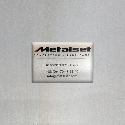 Impression de plaques métalliques de firme fabriqués sur mesure.