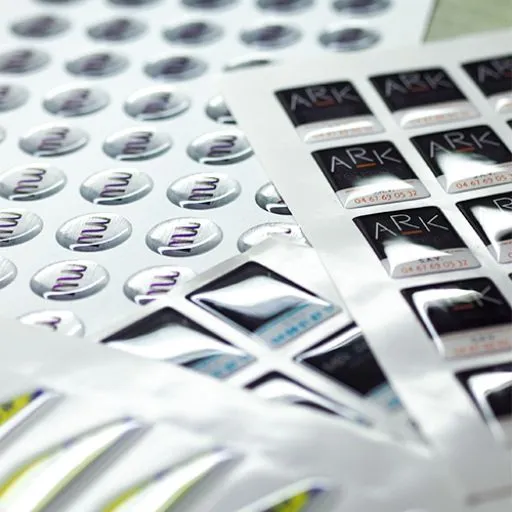 Etiquettes avec dome resine pour rendu premium et protection du marquage