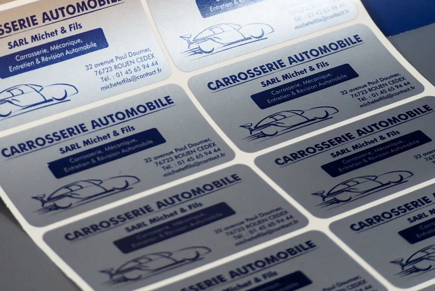 Autocollant argent mat en détail