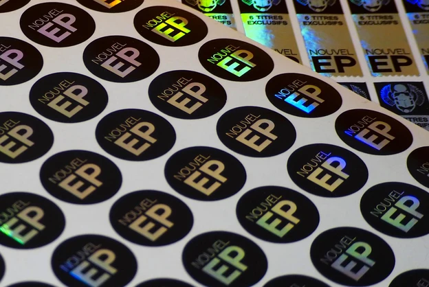 Autocollant iridescent en détail