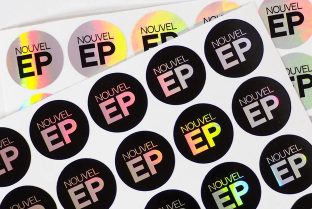 Autocollant iridescent imprimé en détail