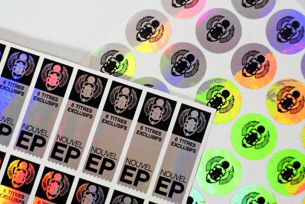 Autocollant iridescent avec reflet en détail