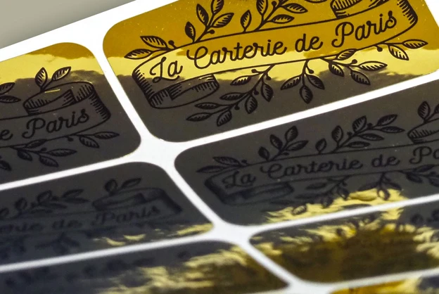 Autocollant or brillant en détail
