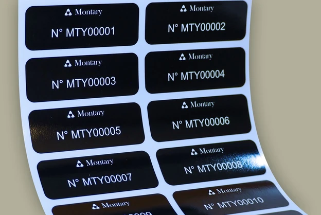 Autocollant avec numéros de série en détail