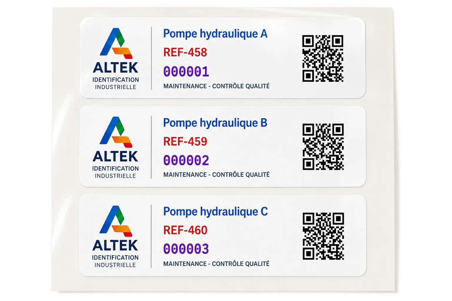 Planche d’autocollants à données variables avec logo fixe, noms, références, numéros et QR codes différents