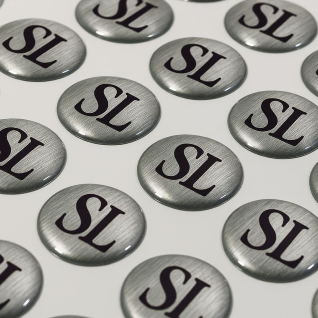 Inclusion sous dôme de résine sur étiquettes rondes en aluminium brossé